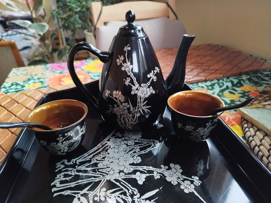 Imbryk z filiżankami z laki