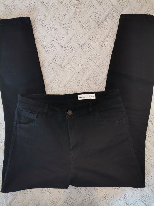 Jeans pretas cinta subida Lefties