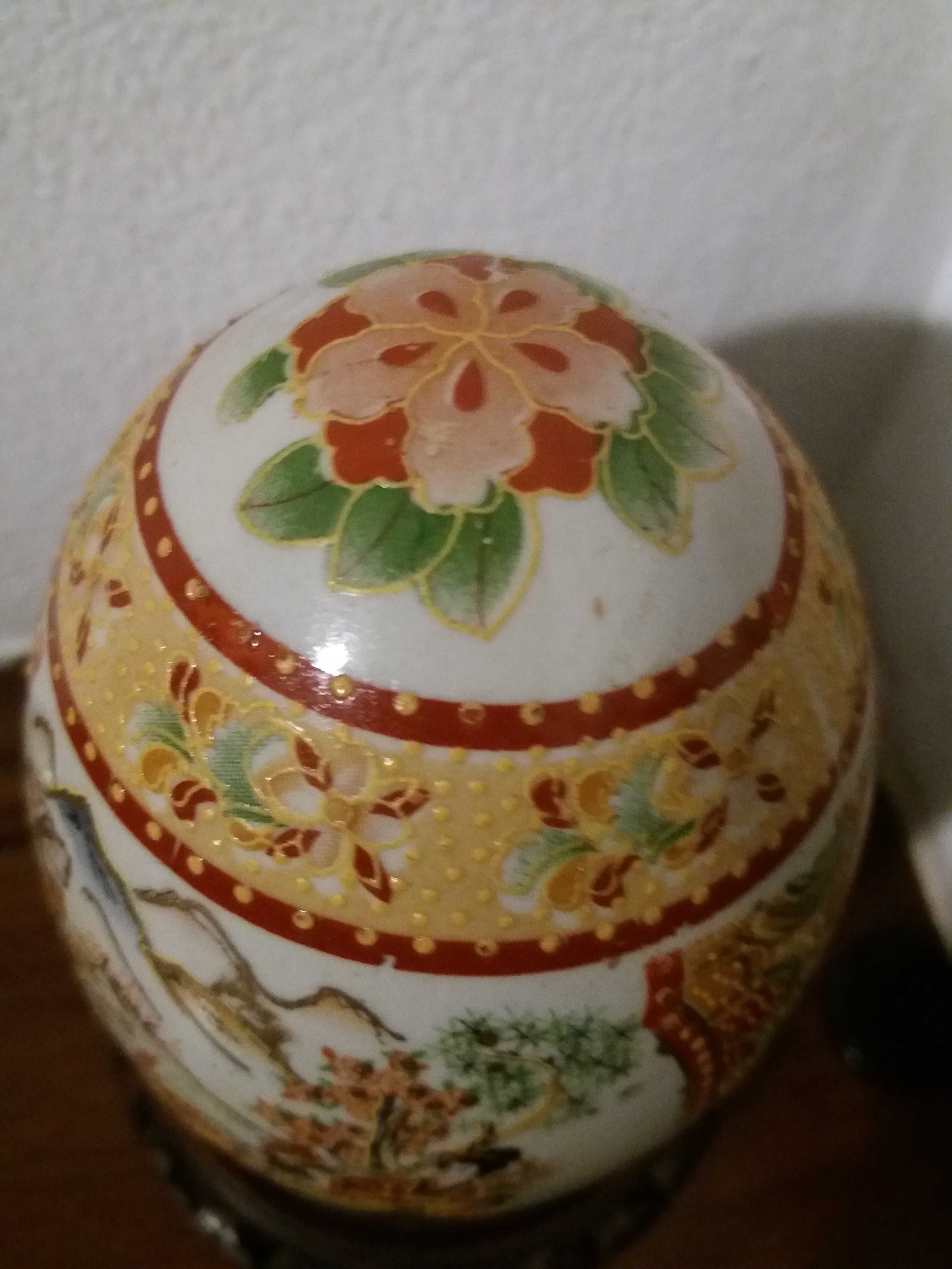 Ovos em louça pintada motivos orientais