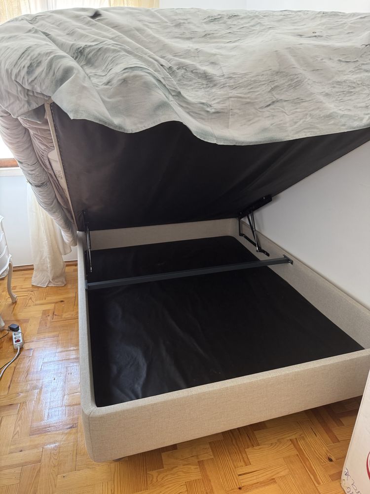 Cama de casal com espaço de armazenamento