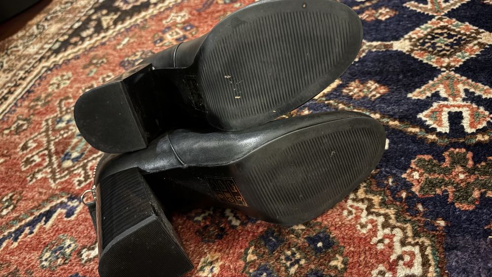 Botas pretas com fecho atras