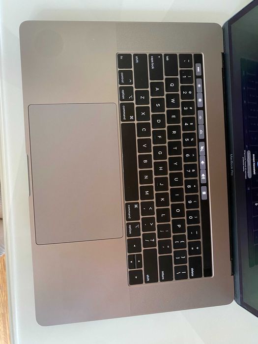 MacBook Pro 15" 2018 | i9 / 32 GB RAM / 512 GB SSD | Stan bdb