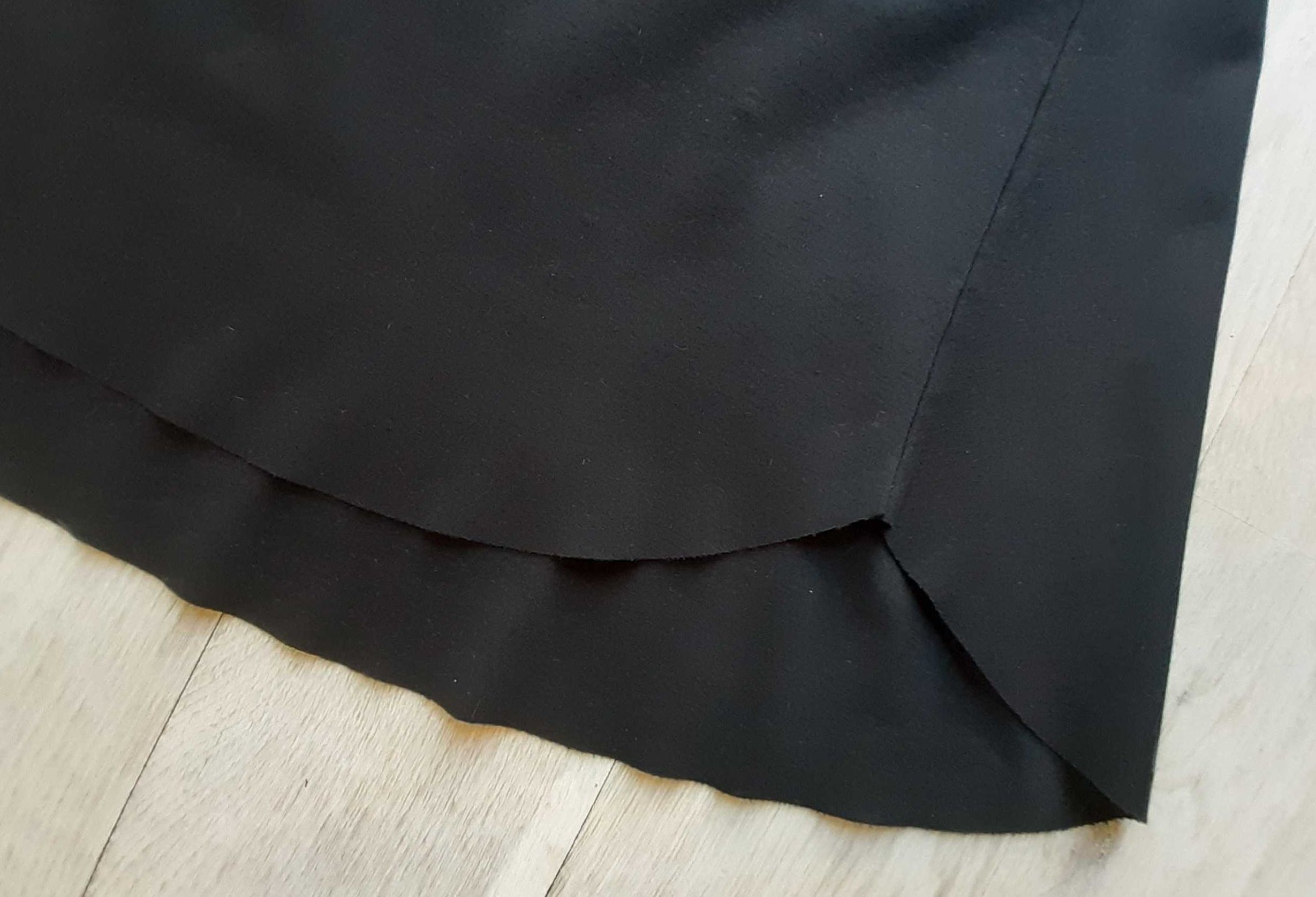 Nowa piękna czarna trapezowa sukienka ze stójką Debut, r. uniwersalny