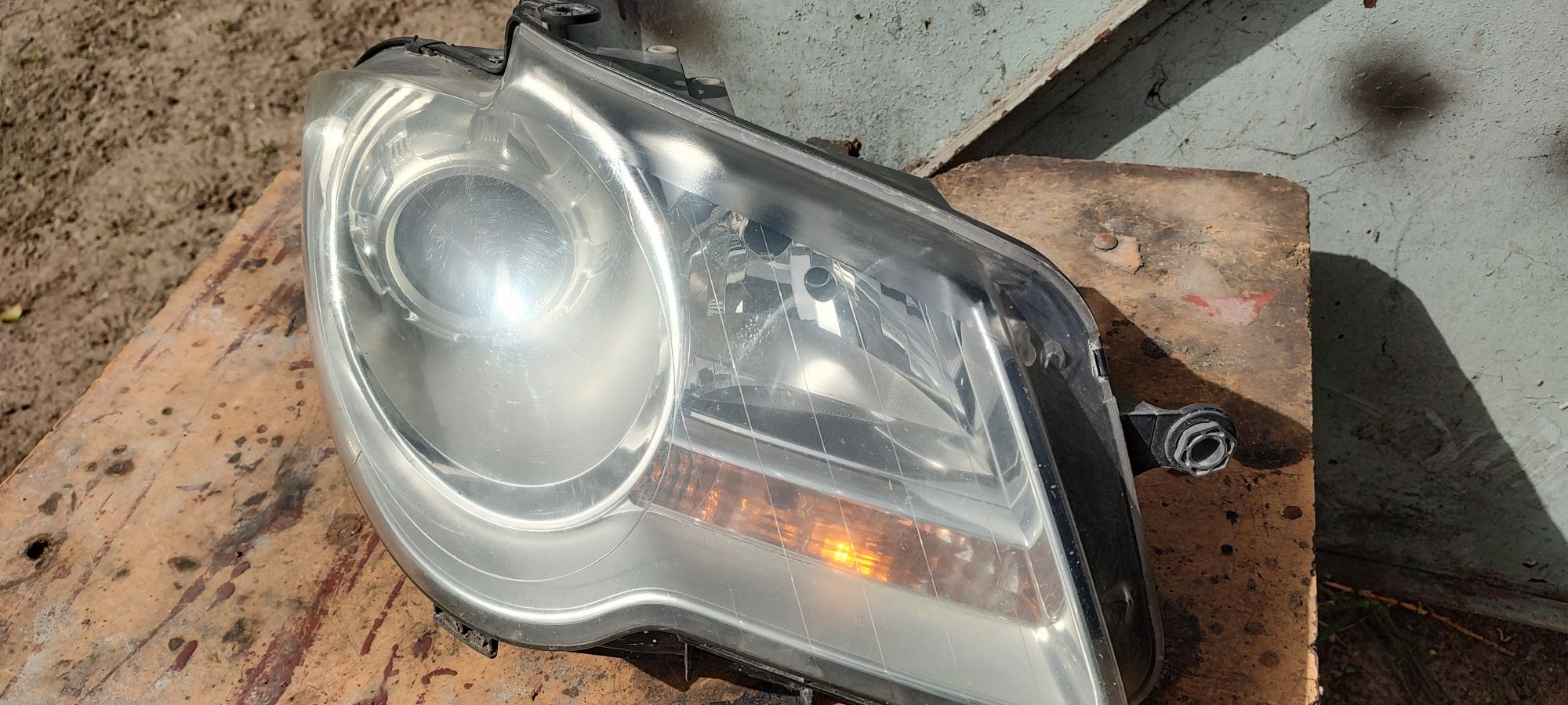 Lampa VW Touran 6-10 prawa