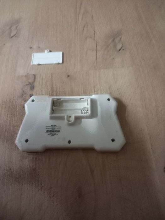 Robo de brinquedo com comando e carregador