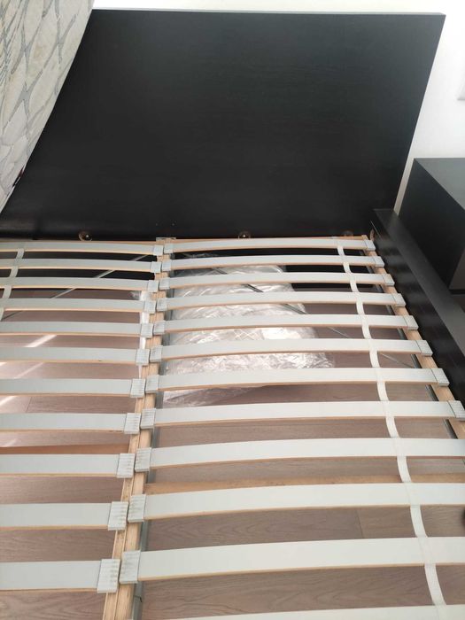 Cama + 2 mesas de cabeceira IKEA MALM em preto-castanho