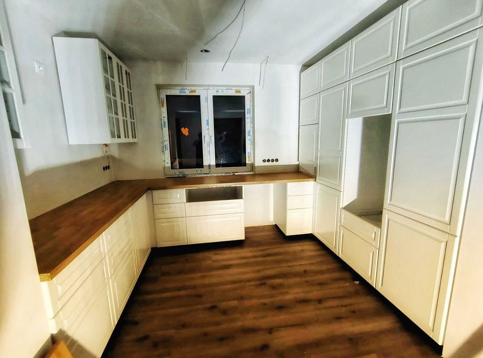 Montaż kuchni, układanie paneli, montaż drzwi, wylewki samopoziomujące