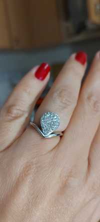 Модное золотое кольцо с бриллиантами