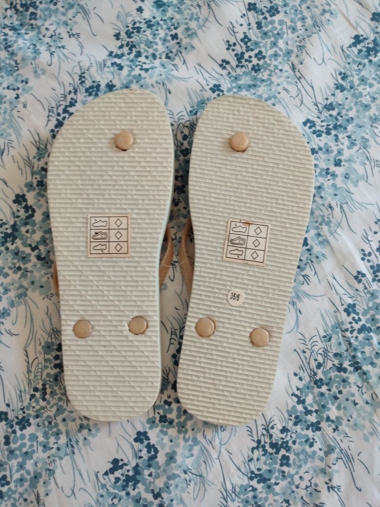 Chinelos novos, tamanho 35/36, marca Ainsi Soi Toi