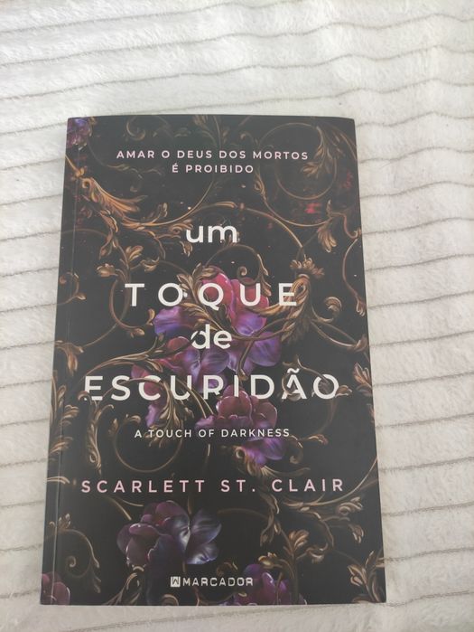 Um toque de escuridão - livro de Scarlett St Clair