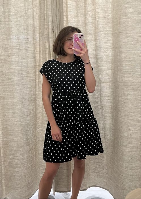 Luźna czarna sukienka w kropki