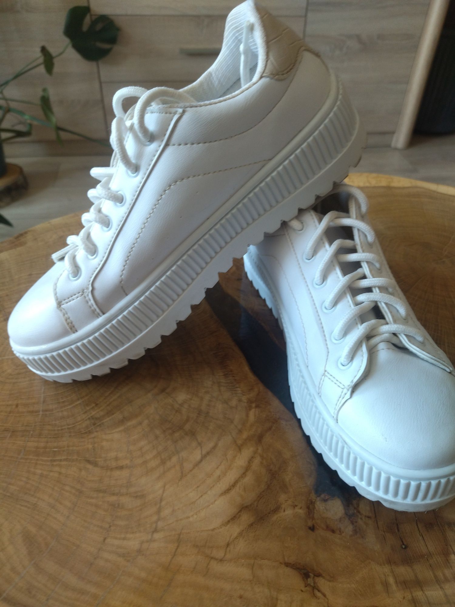 Białe sneakersy damskie - stan idealny r.38