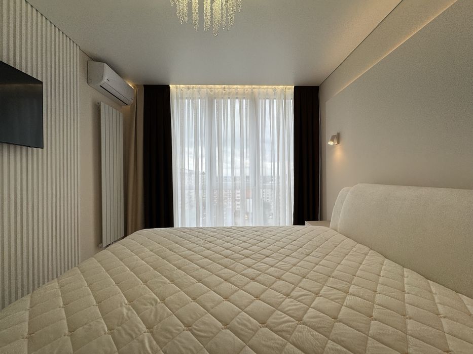 Центр міста, стильна 1.5 кімнатна з меблями та технікою – вид на гори!