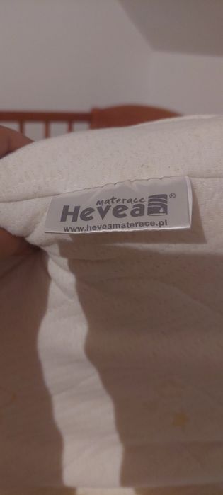 Łóżeczko z szufladą i materac lateksowy Hevea w pokrowcu medica