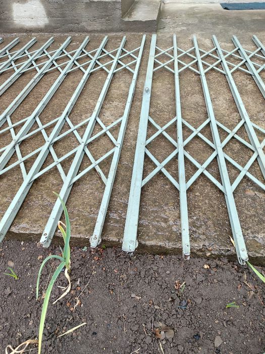 Решітка залізна на ворота чи двері.