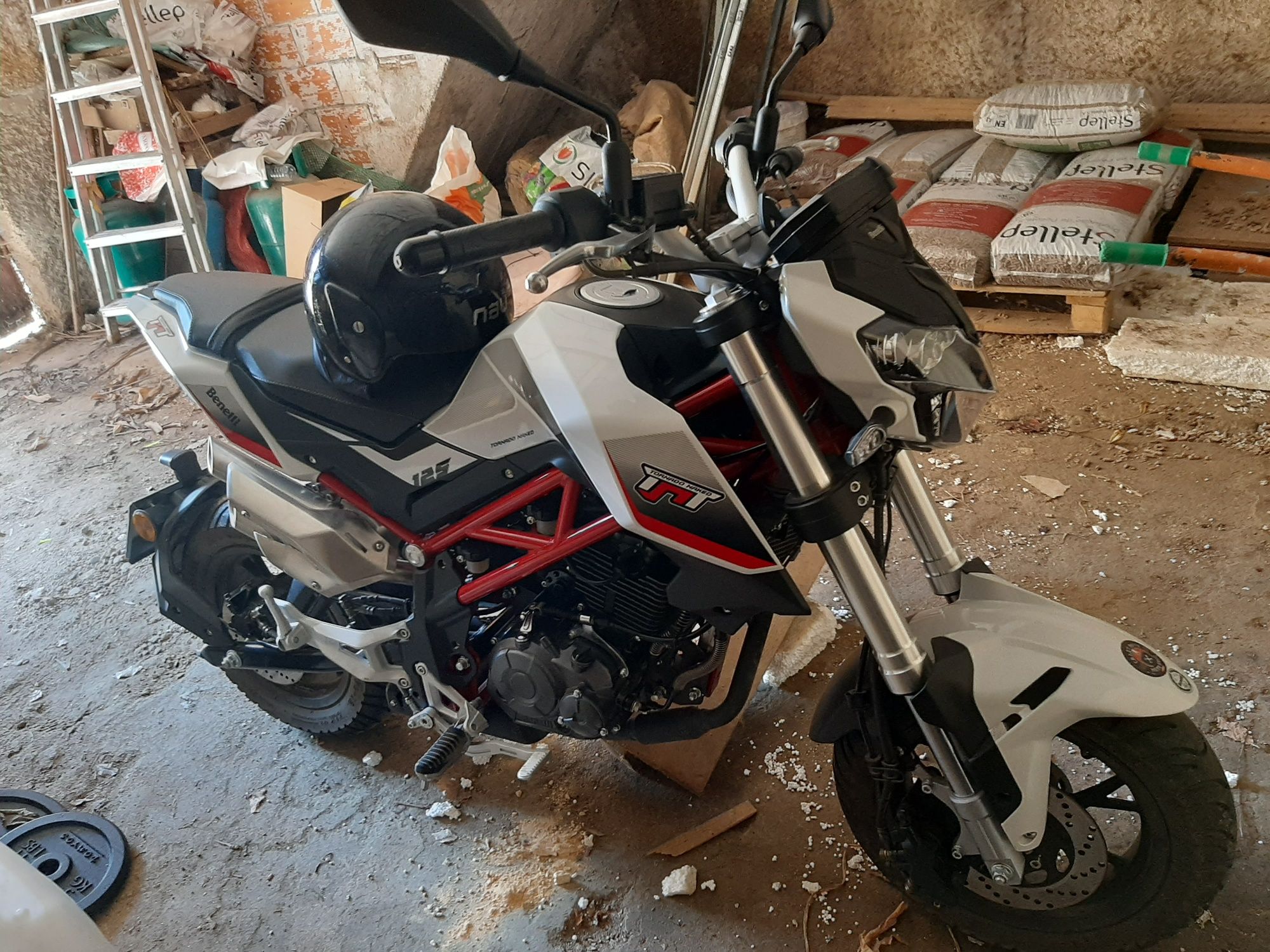 Vendo Benneli 125 como nova