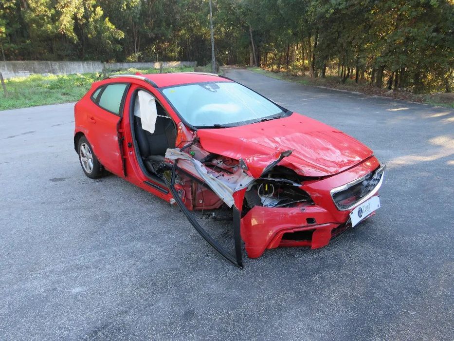 Volvo V40 2.0 D3 (150cv) de 2013  - Peças Usadas (8014)