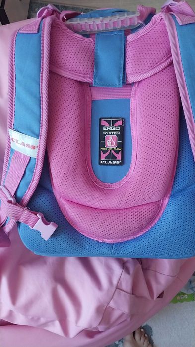 Шкільний портфель для дівчинки