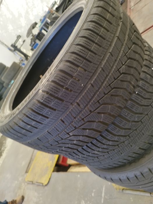 Dwie opony zimowe Hankook r18