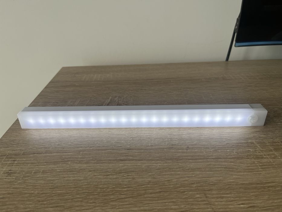 Lampka LED 30cm USB – 21 diod do szafy/kuchni/biurka