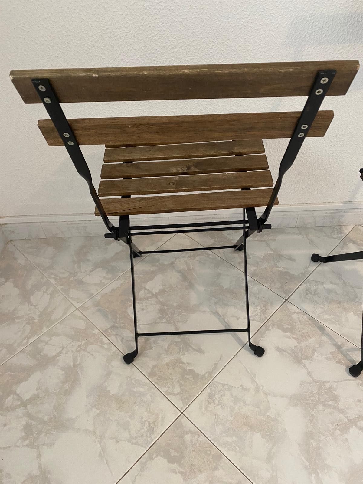 Mesa com duas cadeiras