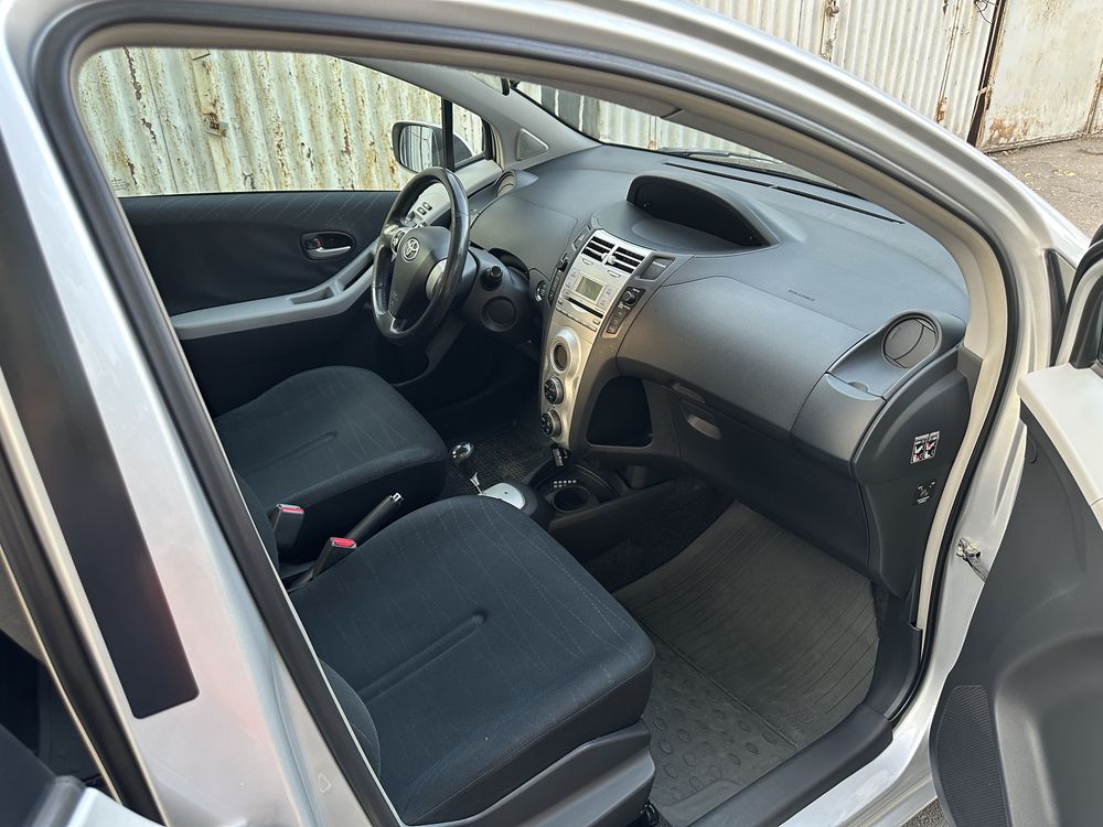 Продам свой автомобиль Toyota Yaris 2006. Безключевой, на кнопке.