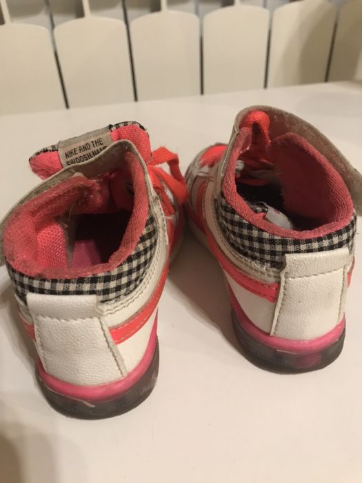 Buty Nike. Świecące podeszwy. Rozmiar Eur. 23