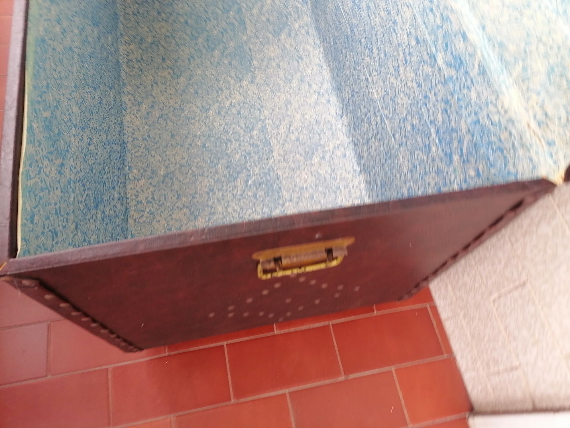 uma arca antiga em bom estado