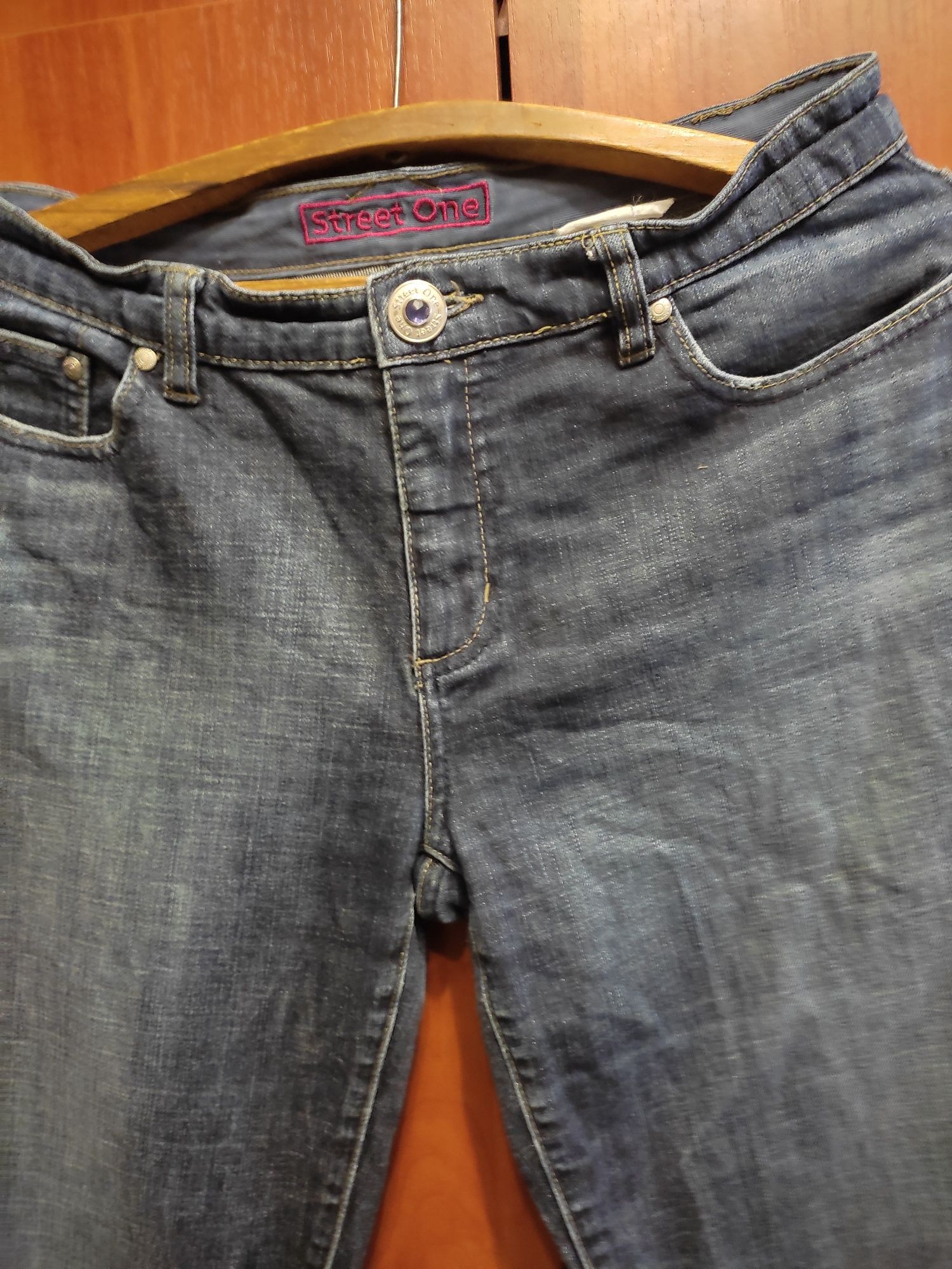Продам джинсы женские бу в хорошем состоянии