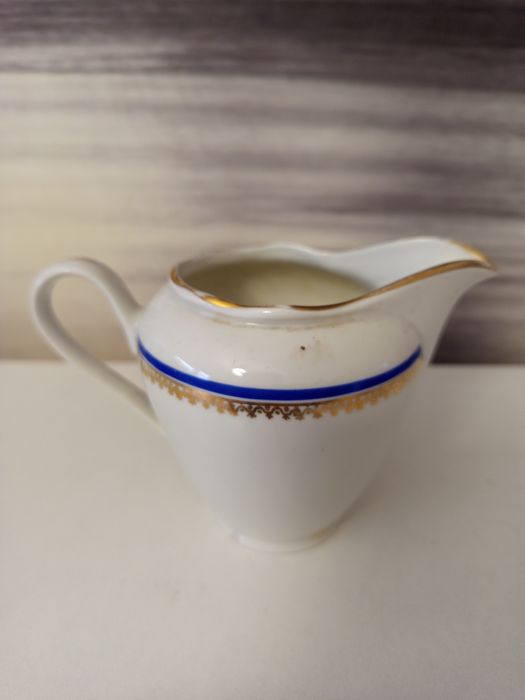 Stary mlecznik z porcelany