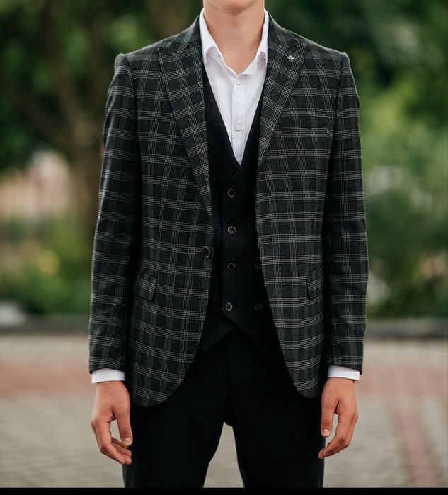 Випускний костюм трійка(вдягав 1 раз)