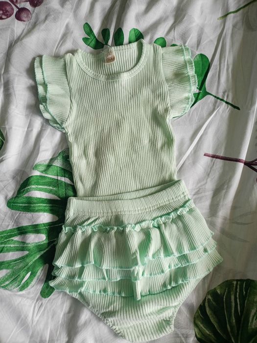 Miętowe body 74 80 prążek prążkowane falbanki rękawy motylek bloomers