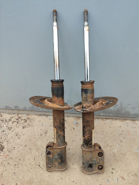 Стійки передні на Renault doker