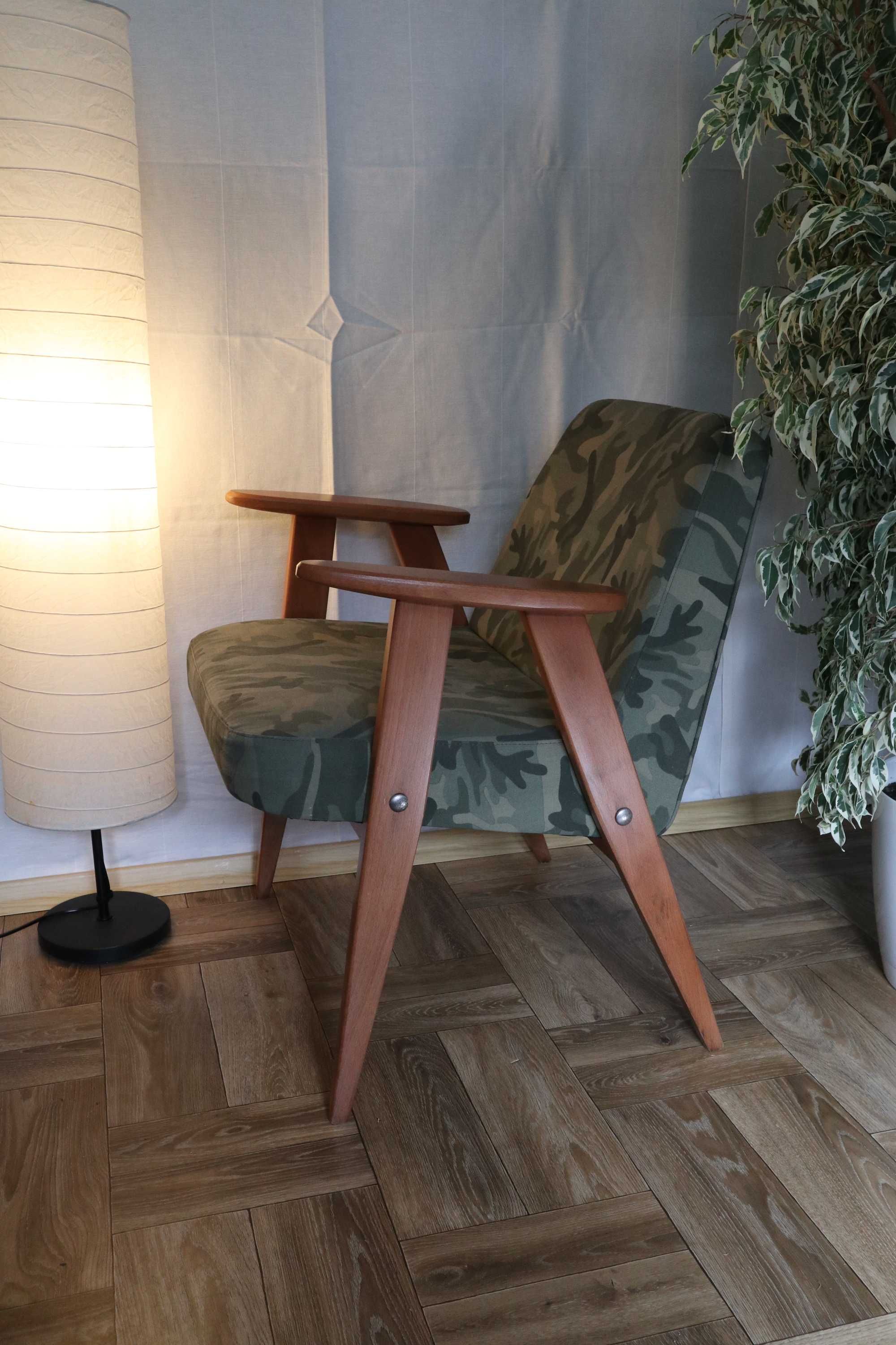 Chierowski 366, fotel z lat 60, po renowacji; są takie dwa