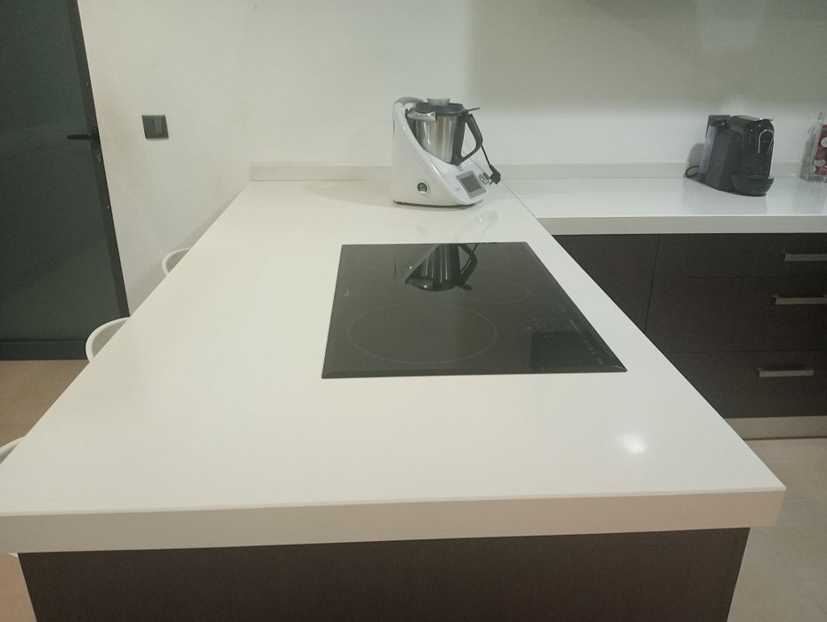 Cozinha moderna em chapa marítima e silestone