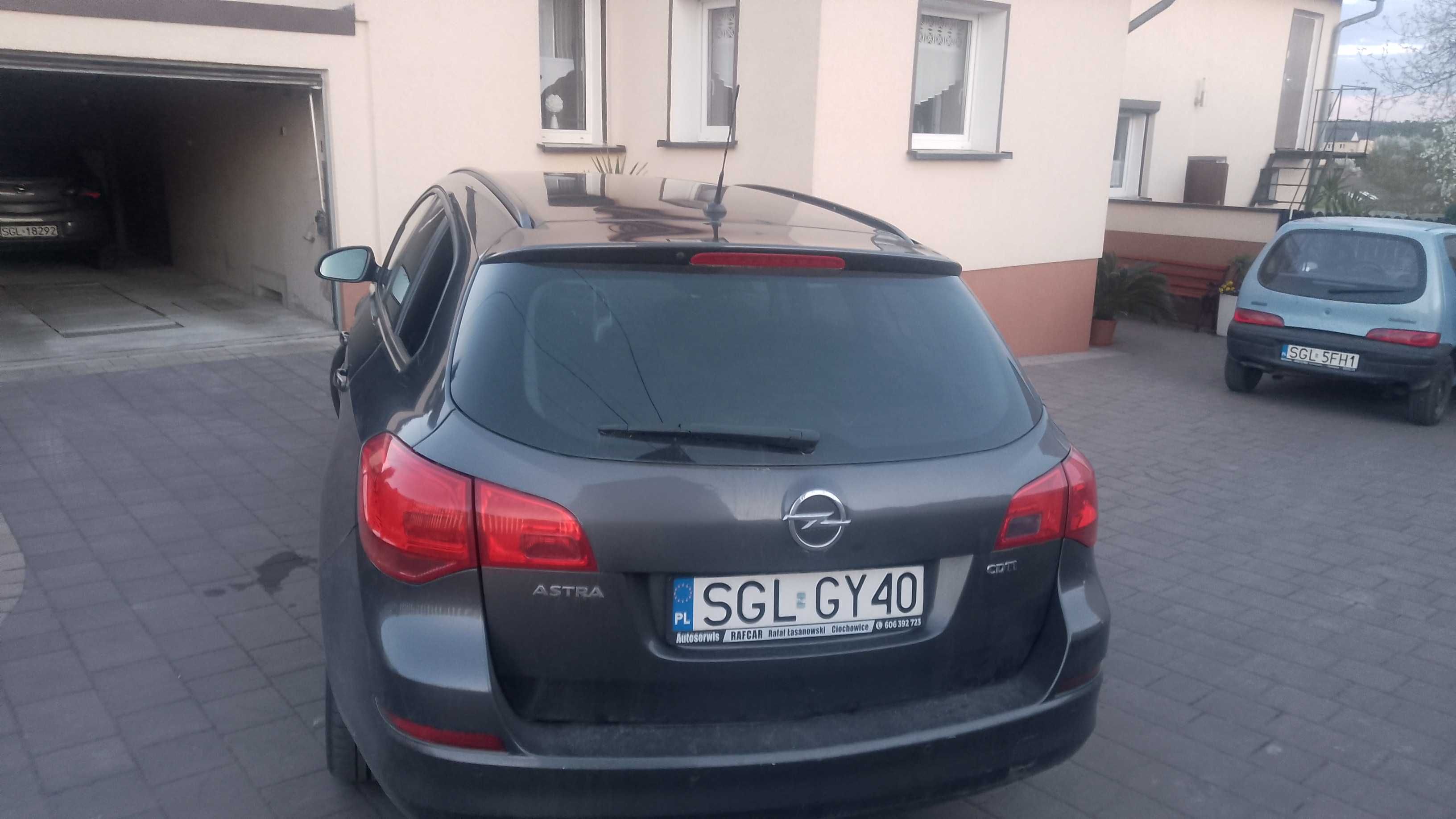 samochód osobowy Opel Astra J kombi 1.7 diesel