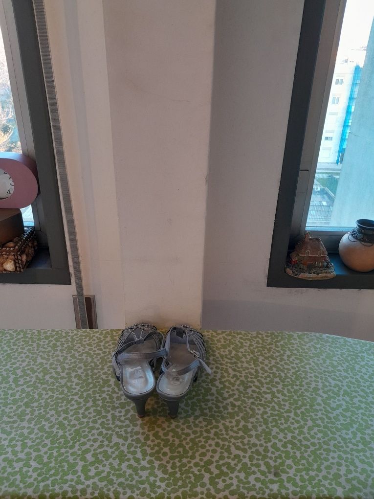 Vendo Sandálias de Senhora MANUEL ALVES muito bonitas como novas