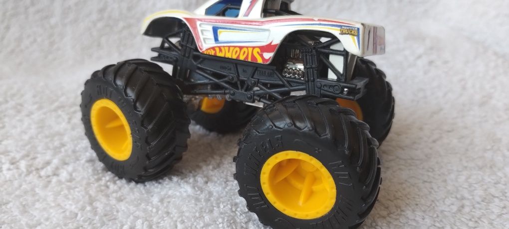 Hot wheels monster truck 1/64