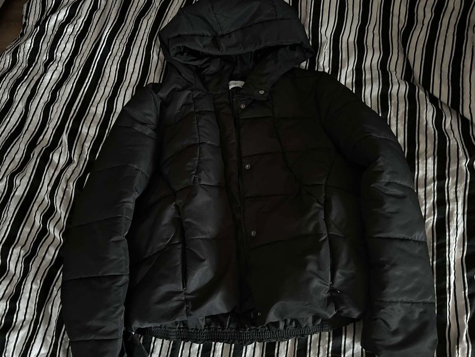 Kurtka zimowa krótka z kapturem rozmiar L/40 czarna pikowana Reserved