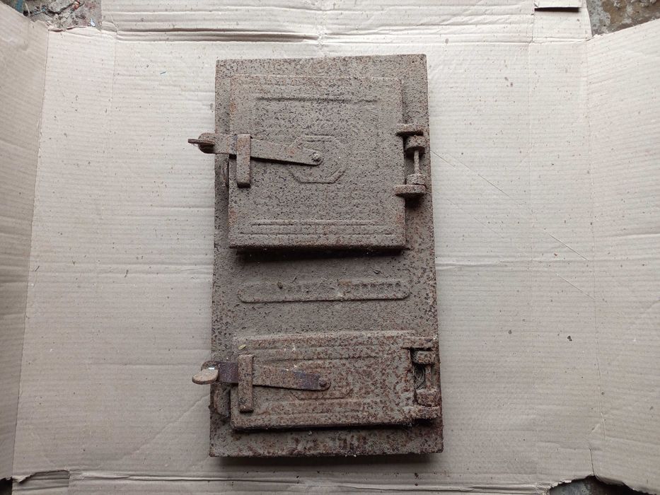 Дверцята до грубки, пічки.