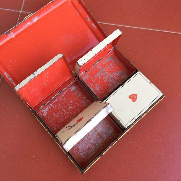 Caixa de colecionador -- Caixa metal  guardar baralho cartas -- ALEMÃ