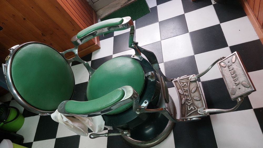 Cadeiras e espelhos para barbeiros