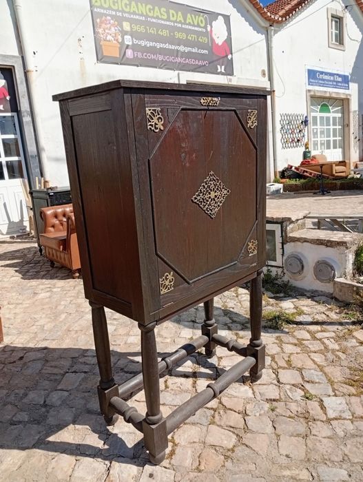 Móvel bar em madeira