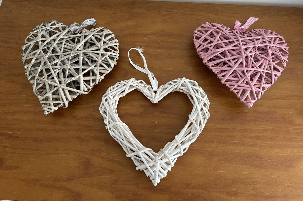 3 corações decorarivos em vime