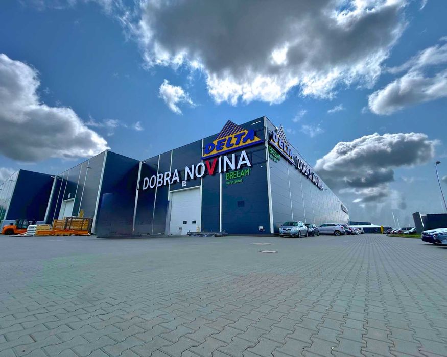 Hala produkcyjna z suwnicami.