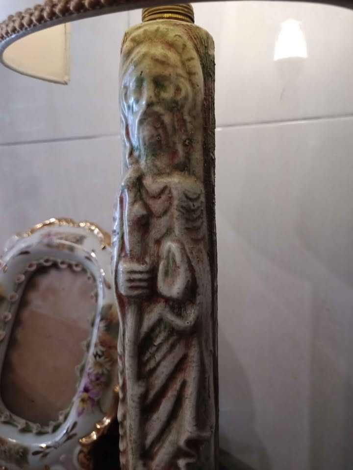 Candeeiro antigo com a imagem de cristo