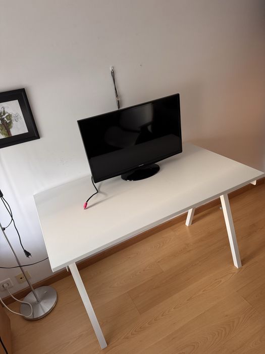 Conjunto de Secretária + Cadeira de Escritório + Ecrã