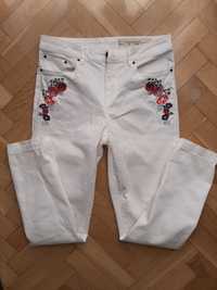 Spodnie jeans białe z haftem