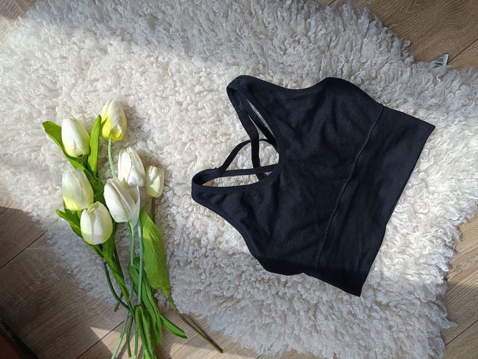 czarny top sportowy z odkrytymi plecami S