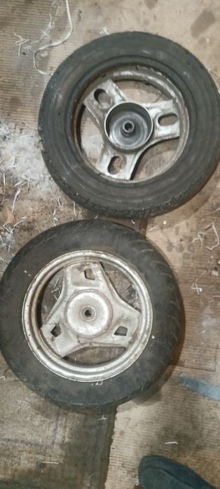 Продам 2 диска с резиной одна почти новая